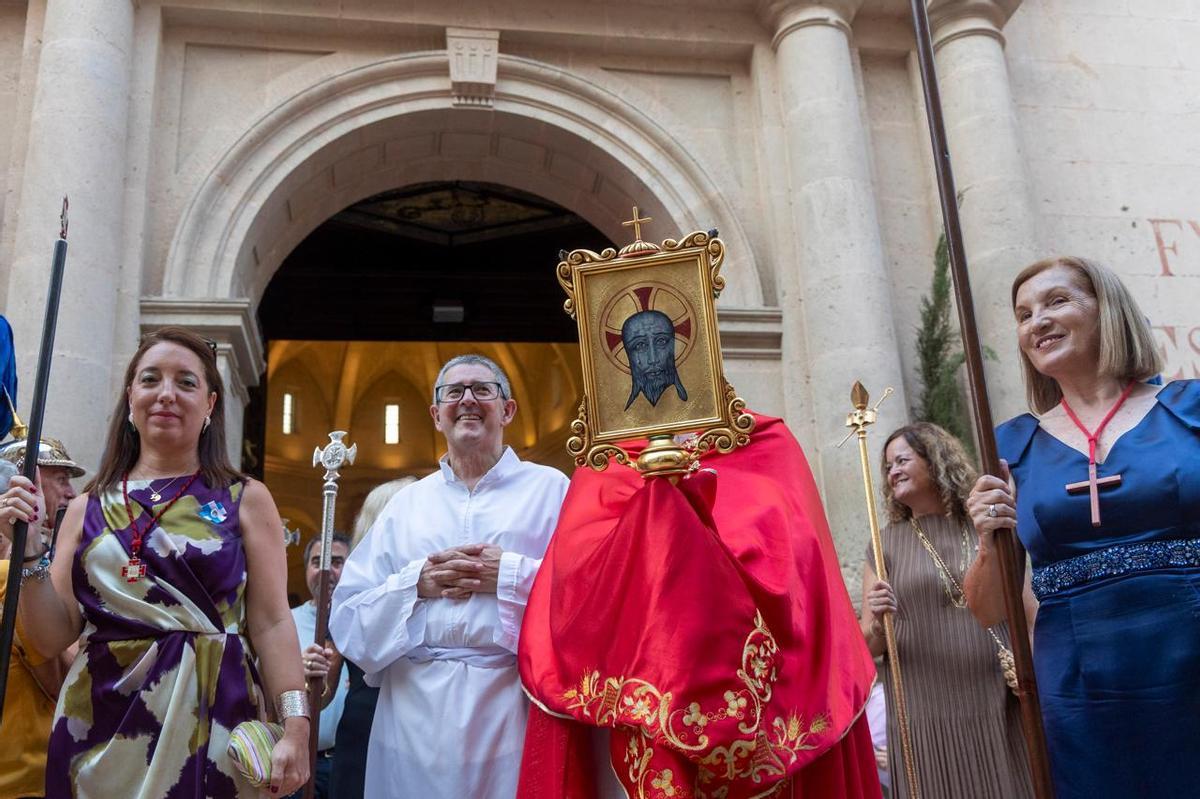 La procesión de la Virgen del Remedio llena Alicante de devoción por su Patrona