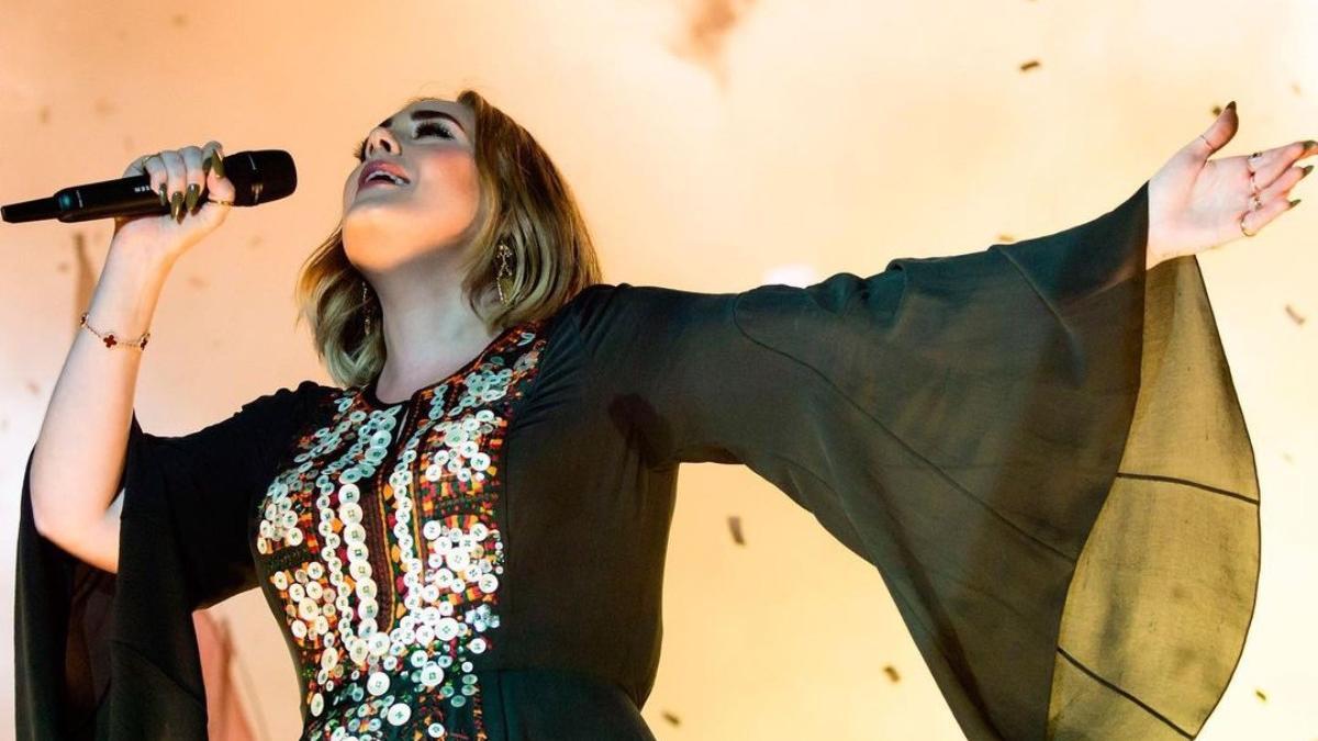 Adele cantando en un concierto