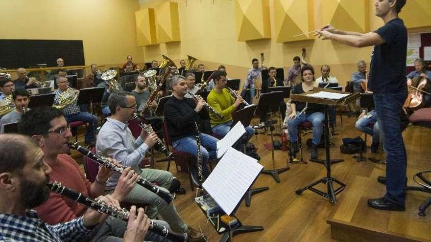 La Banda Municipal de Música, durante un ensayo esta semana con su director Juan José Ocón.