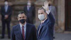 Pedro Sánchez y Felipe VI, este viernes, antes de la conferencia de presidentes, en San Millán de la Cogolla (La Rioja).