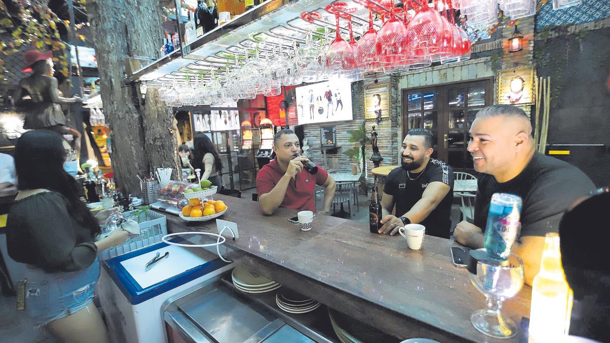 Pubs, como el Iguazú, en el centro de Murcia, han podido reabrir sus barras