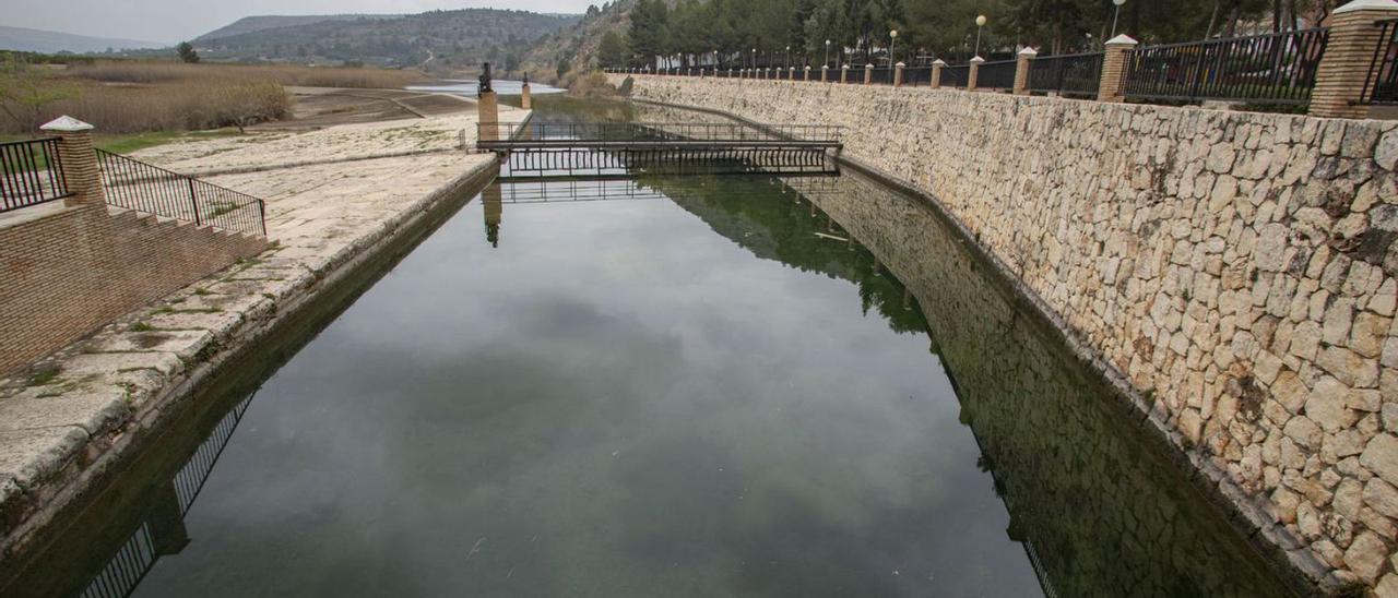 Una perspectiva del azud de la Acequia Real del Júcar, en Antella.  | PERALES IBORRA