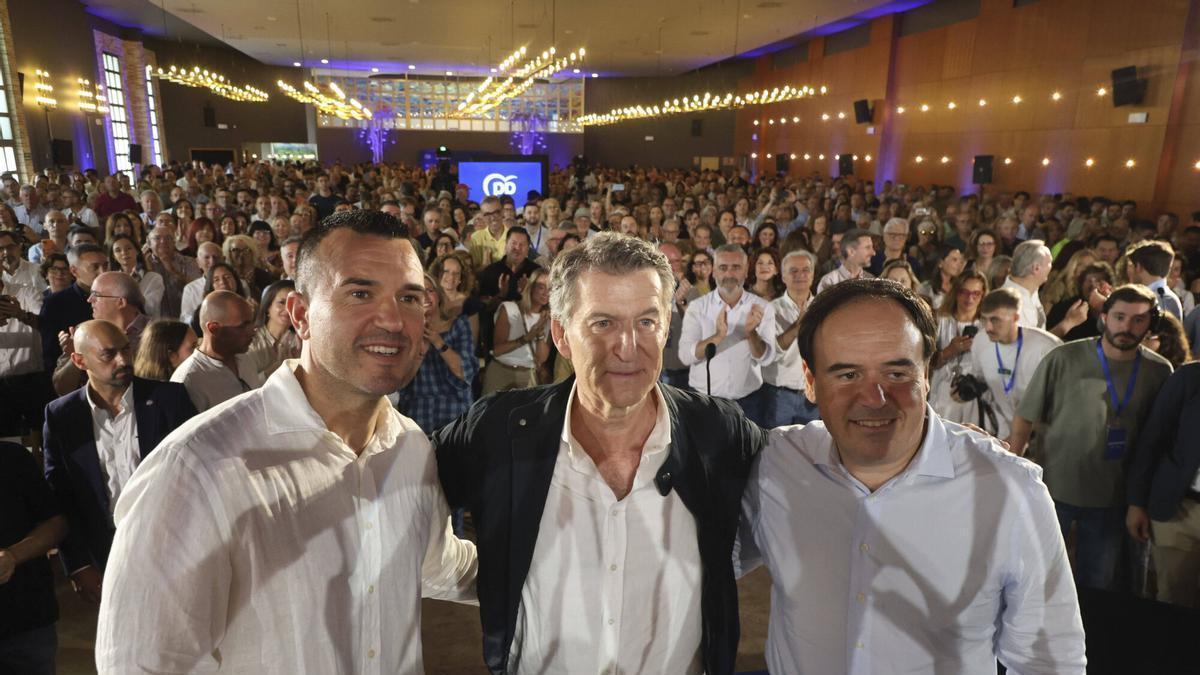 Mompó, Feijóo y Llorca, en el almuerzo de Sueca.