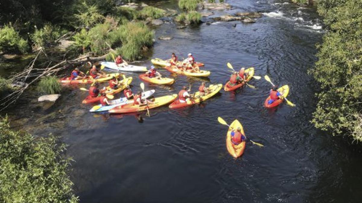 Participantes na travesía en caiac polo Ulla. | CEDIDA