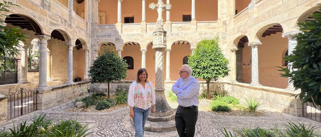 La edil Mar Ezcurra y el deán de la catedral de Orihuela, José Antonio Gea