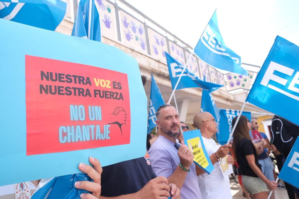 Protesta de la plantilla de la Policía Local de Guardamar para pedir al alcalde soluciones a sus problemas laborales