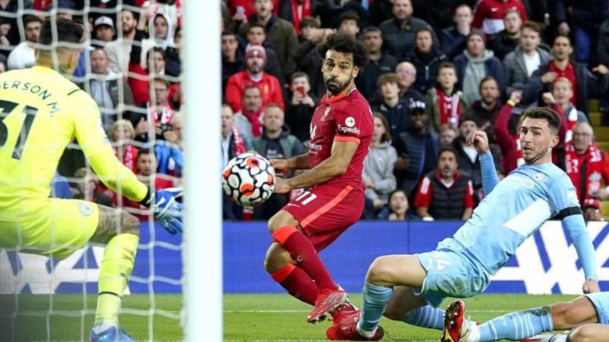 Salah anota el segundo gol del Liverpool ante el Manchester City. // EFE