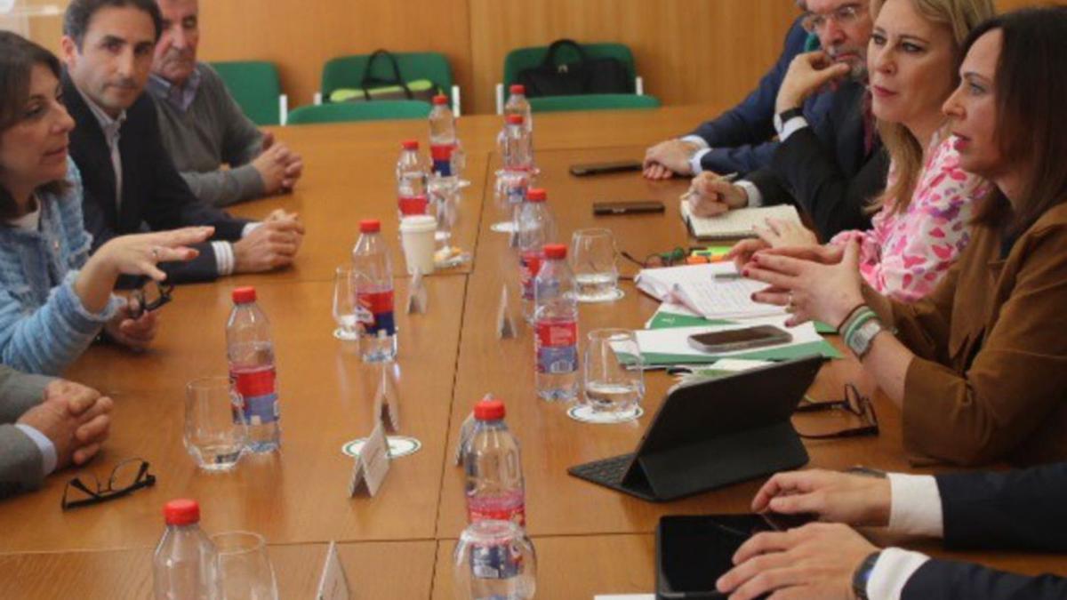 Imagen de la reunión con las consejeras de Economía y Fomento. | L.O.