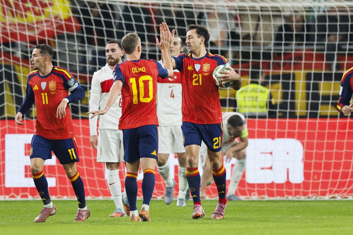 SEVILLA, 18/11/2025.- El delantero de España, Mikel Oyarzabal (d), tras conseguir el segundo gol del combinado español durante el encuentro correspondiente a la fase de clasificación para el Mundial 2026 que disputan hoy martes España y Turquía en el estadio de La Cartuja, en Sevilla. EFE / José Manuel Vidal.