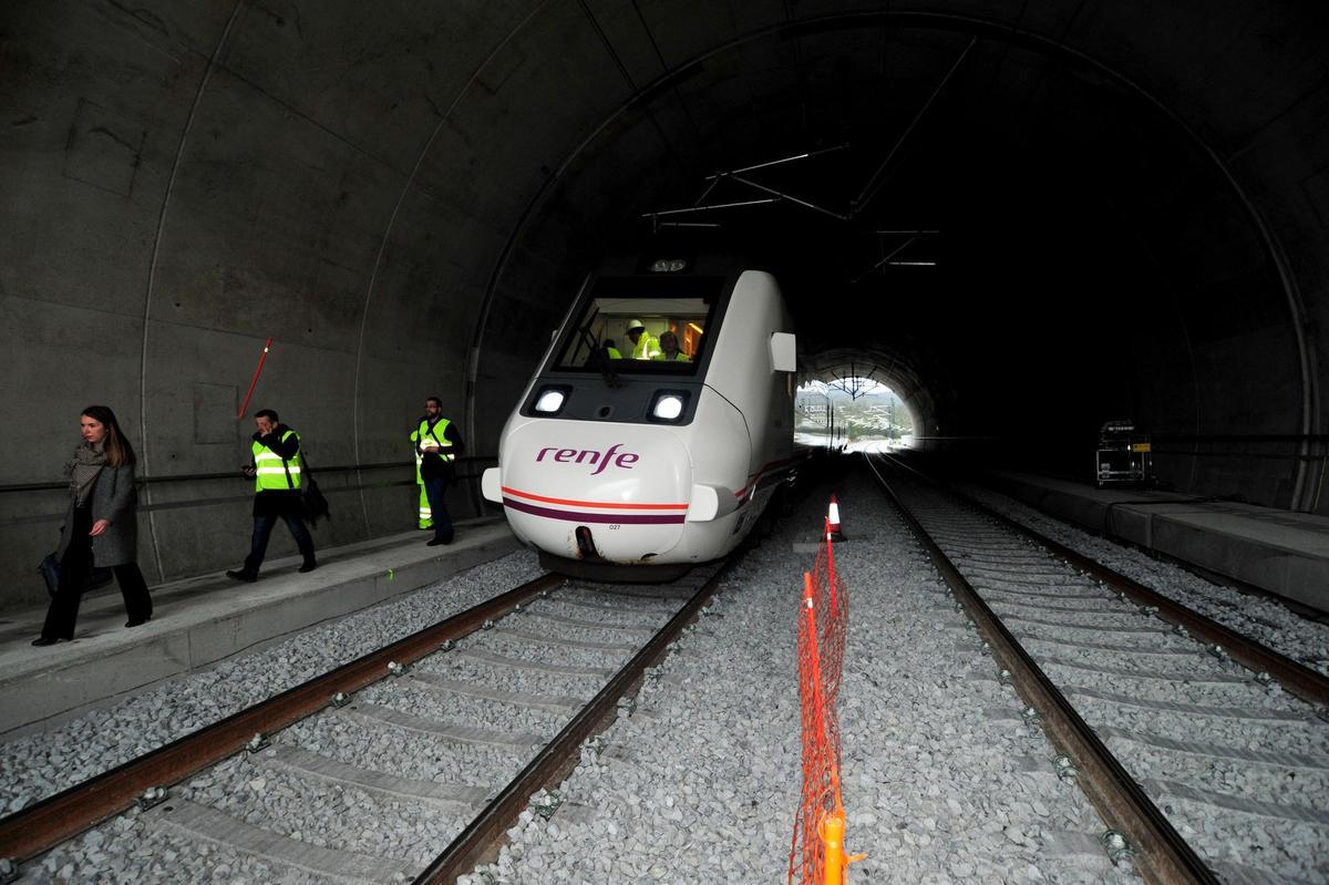 Imagen anterior de un tren circulando por un túnel de la línea de alta velocidad.