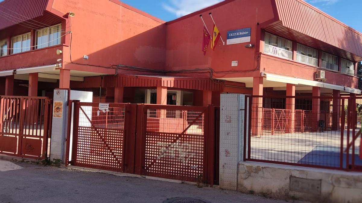 Acceso al CEIP El Molinico de La Alberca