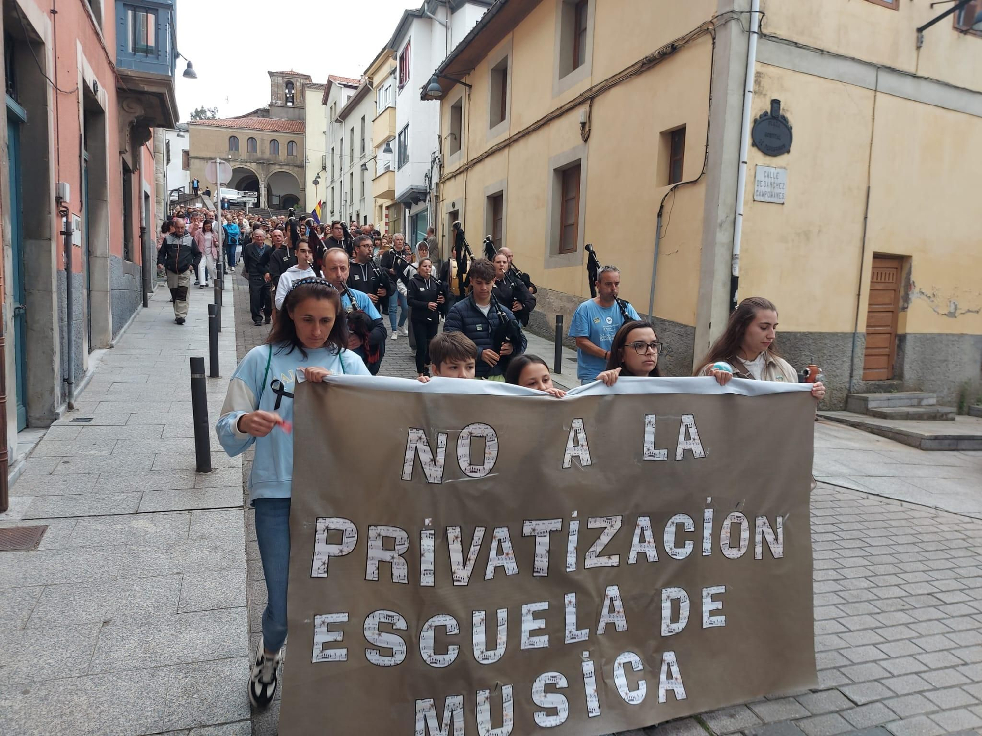 En imágenes: Así fue la manifestación contra el cierre de la Escuela de Música de Tineo