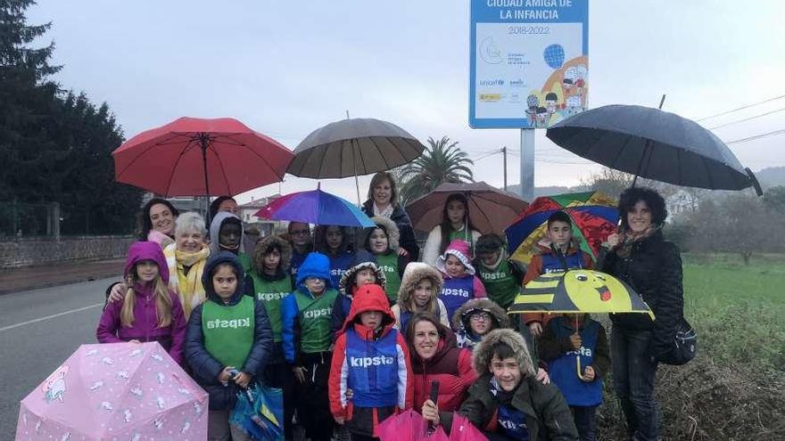 María José Platero y Sandra Cuesta, con los chavales de los grupos de participación infantil y juvenil, inaugurando la placa que acredita a Colunga como &quot;Ciudad Amiga de la Infancia&quot;, ayer.