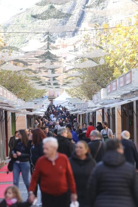 Ximo Puig inaufura la Feria de Navidad de Xixona 2019