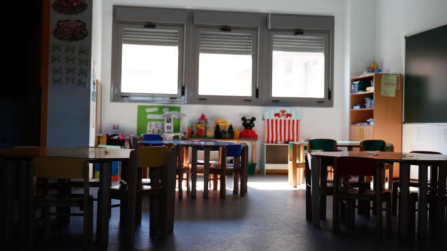 Sillas y mesas de un aula en el interior de un colegio de Madrid.