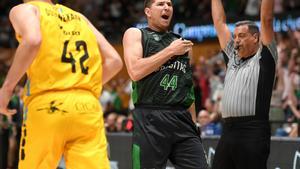 El verdinegro Parra celebra una canasta en el desempate ante Tenerife