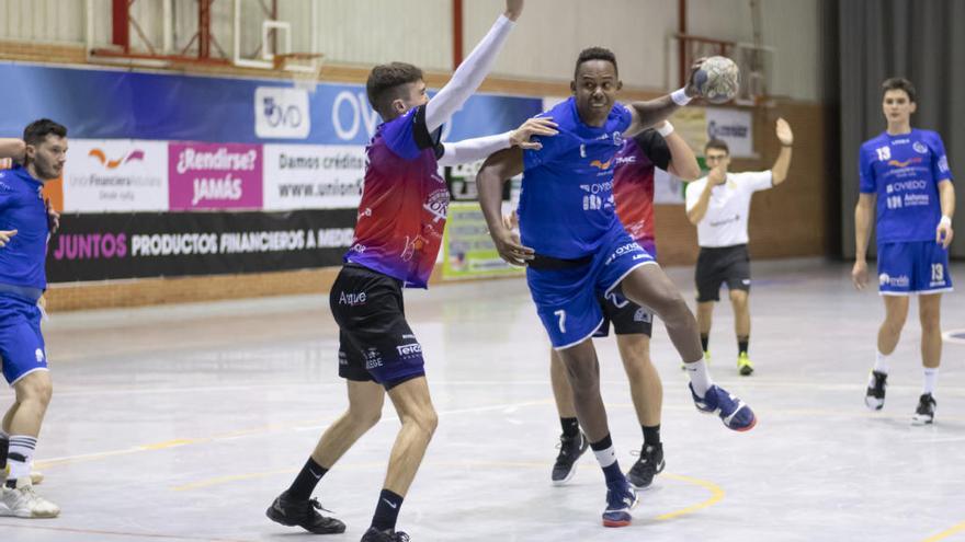 Yailán Hechavarría lanza a portería en un partido del Oviedo.