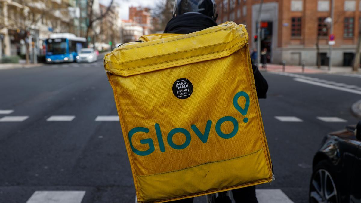 El dueño de Glovo dice que defenderá la condición de autónomos de sus riders’ donde haga falta, pero espera multas de hasta 430 millones en España por ello.