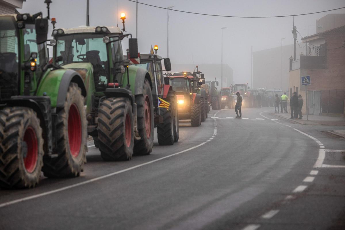 Agricultores catalanes bloquean la A-2 a la altura de Fondarella (Pla dUrgell) con sus tractores durante las protestas para pedir mejores condiciones para el sector