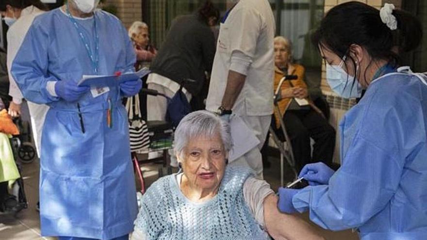 Pepit Gallinat rebent la vacuna a la residència Sant Pere de les Fonts de Terrassa