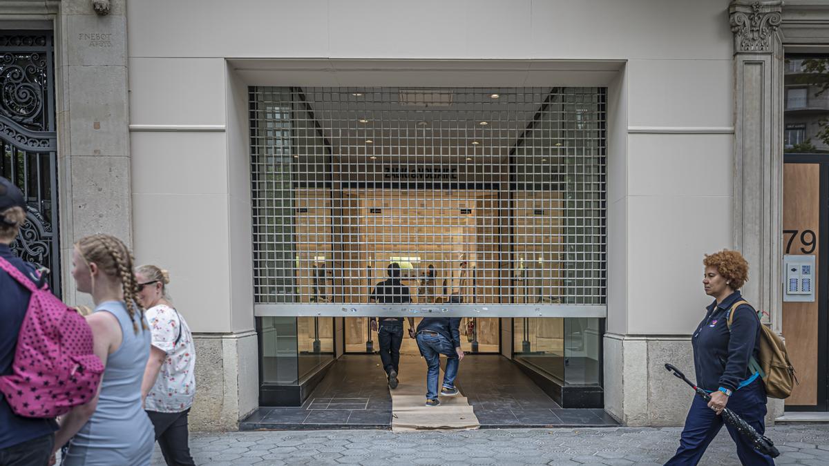 Últimos preparativos antes de la apertura de Zadig &amp; Voltaire en su nueva ubicación, en el 79 del paseo de Gràcia.