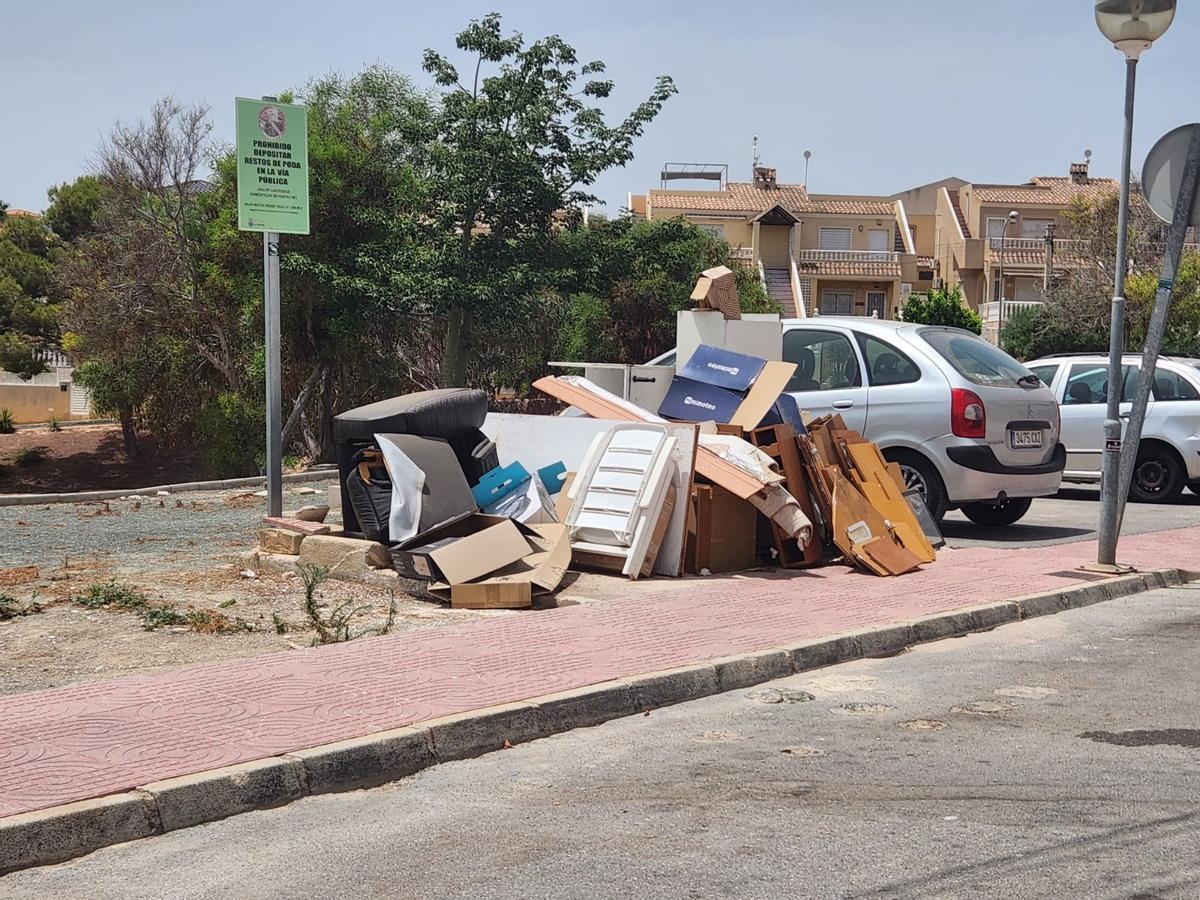Así están los contenedores de basura de San Miguel de Salinas: hasta arriba de podas y enseres sin que Actúa los retire