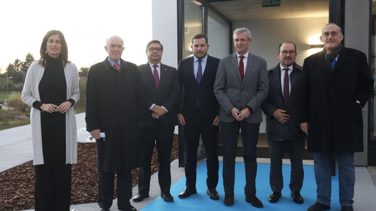 Participantes en el acto celebrado ayer en Cerdedo-Cotobade (arriba) y Alfonso Rueda firmando el convenio. |   // FDV