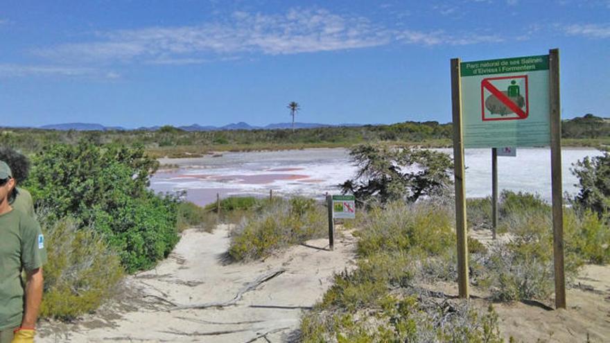 Cartel instalado en las inmediaciones de la laguna del islote esta temporada.