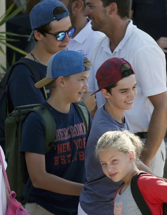 Am Donnerstag (4.8.) sind auch die Kinder von Infantin Cristina und Iñaki Urdangarin zusammen mit Altkönigin Sofía in der Segelschule von Calanova eingetroffen.