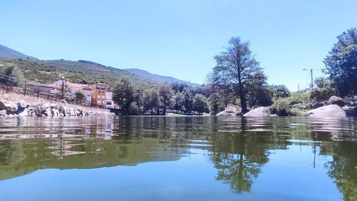 Navaconcejo, el pueblo donde el verano se vive entre gargantas y zonas de baño: "Nos encanta que venga gente, pero también que consuma en el pueblo"