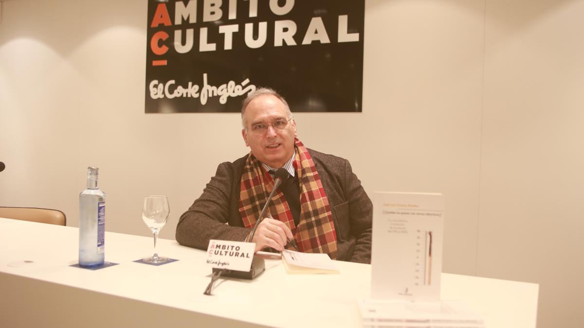 José Luis Gracia Mosteo, durante la presentación de su último libro en el Ámbito Cultural de El Corte Inglés.