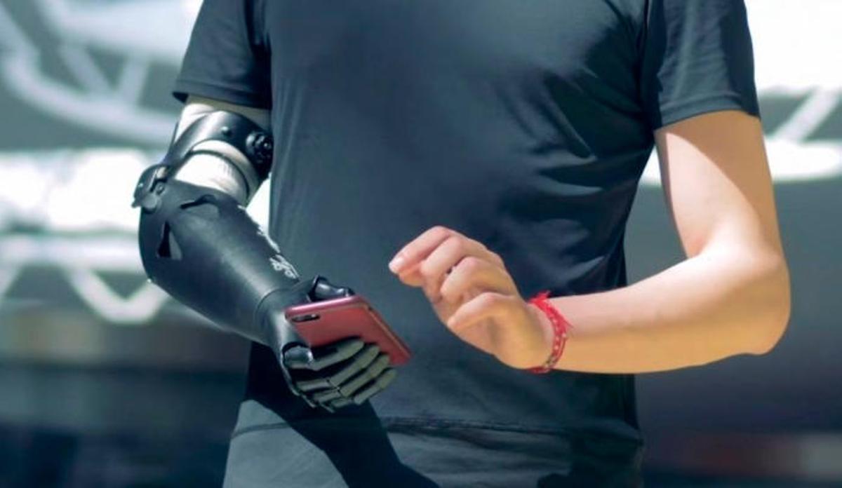 Mano robot que se controla con la mente.