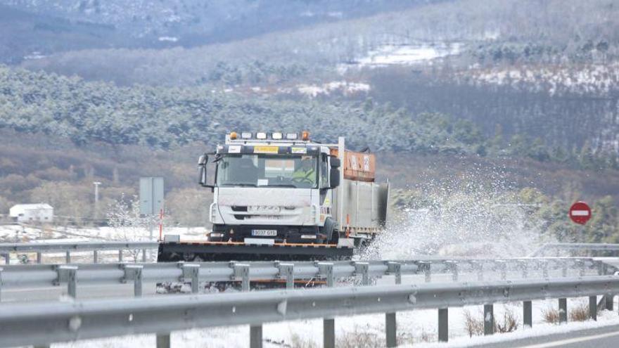 Una máquina quitanieves despeja la carretera entre Salamanca y Béjar