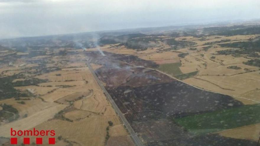 Muere una niña en un choque frontal entre dos turismos en la Noguera, cerca de un incendio agrícola