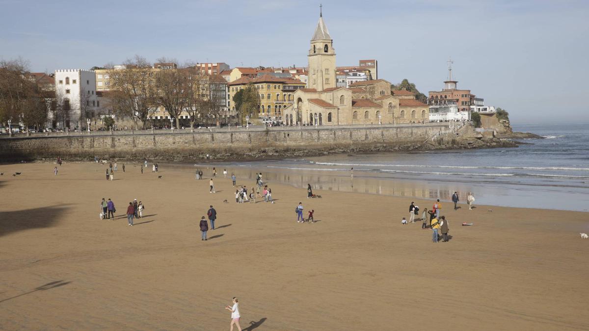 Vista de la playa de San Lorenzo.