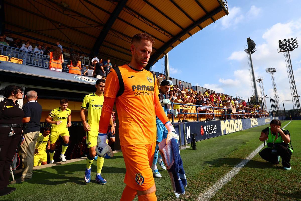 Dos paradones de Péter Gulácsi en su primera titularidad en el Villarreal.