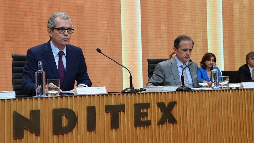 El presidente del grupo Inditex, Pablo Isla, (izq.) ante la junta general de accionistas. // Víctor Echave