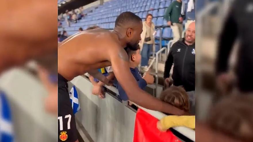 Larin devuelve la ilusión por los valores del fútbol: así fue el detalle del delantero del Mallorca con dos jóvenes aficionados del Tenerife