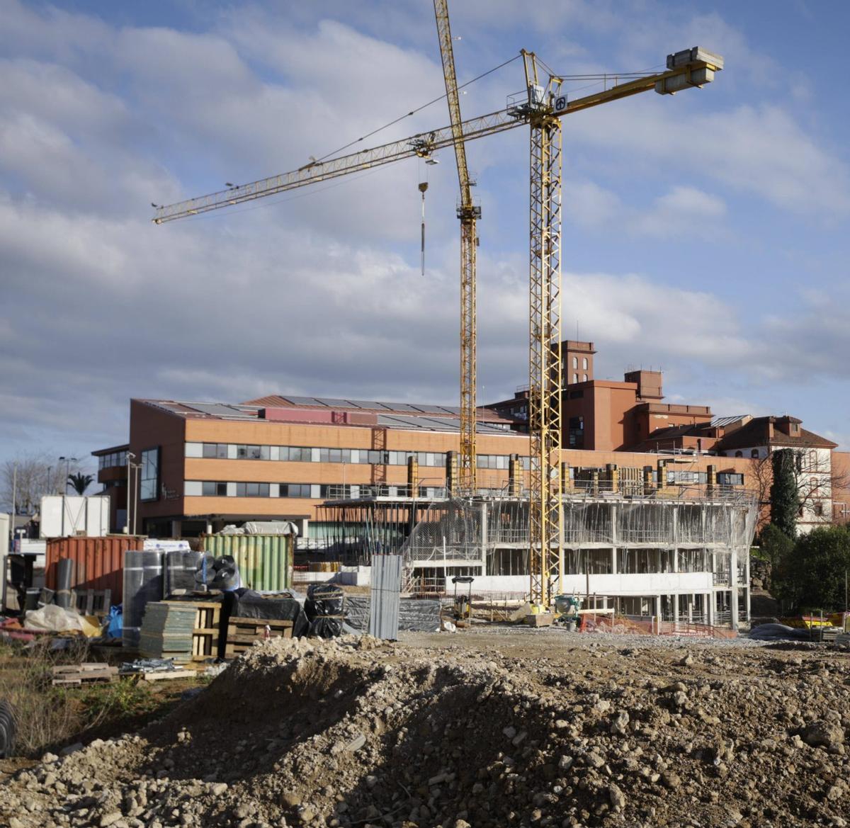 Estado de las obras de ejecución del futuro edificio polivalente del Hospital de Jove. | JUAN PLAZA