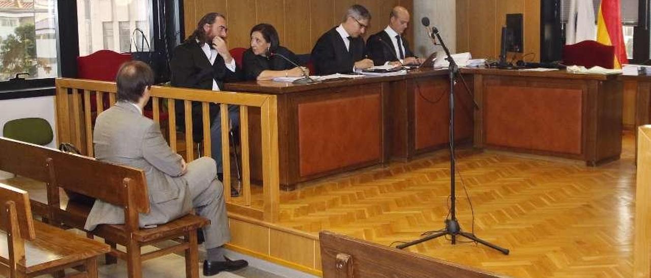 El administrador de Darzal, de espaldas en el banquillo, en el juicio celebrado en 2017 en Vigo. // A. Villar
