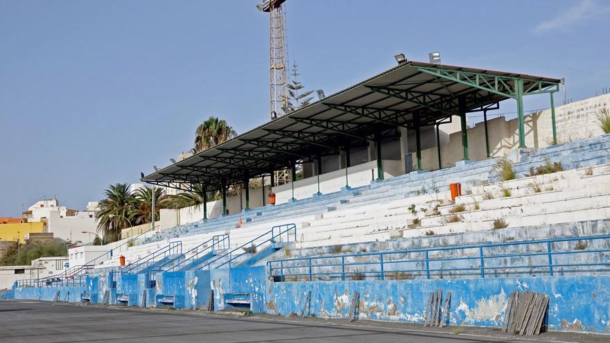 Un firme inadecuado y canalizaciones antiguas obligan a Santa Cruz a modificar la obra del campo de fútbol de La Salud