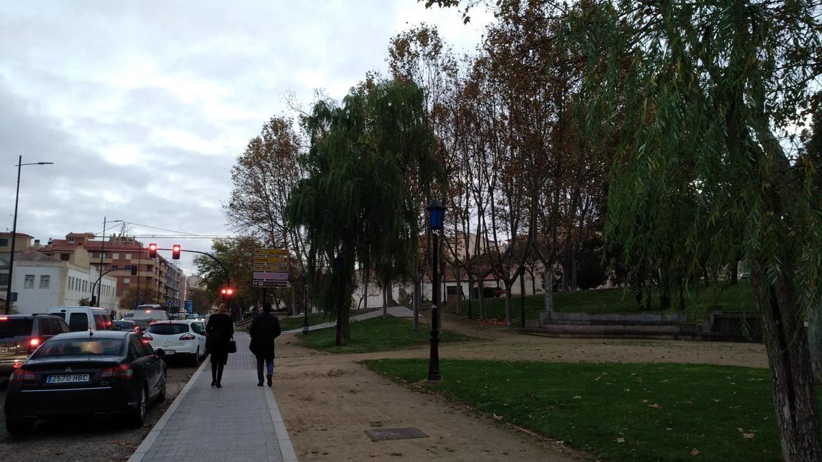 Una pareja camina por San Martín.