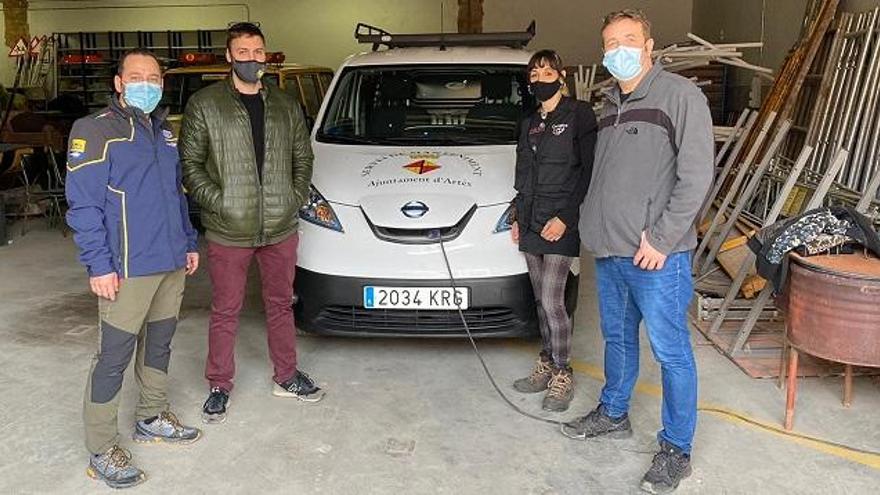 Representants de l&#039;Ajuntament d&#039;Artés i de l&#039;empresa Camàlics, amb el vehicle de repartiment