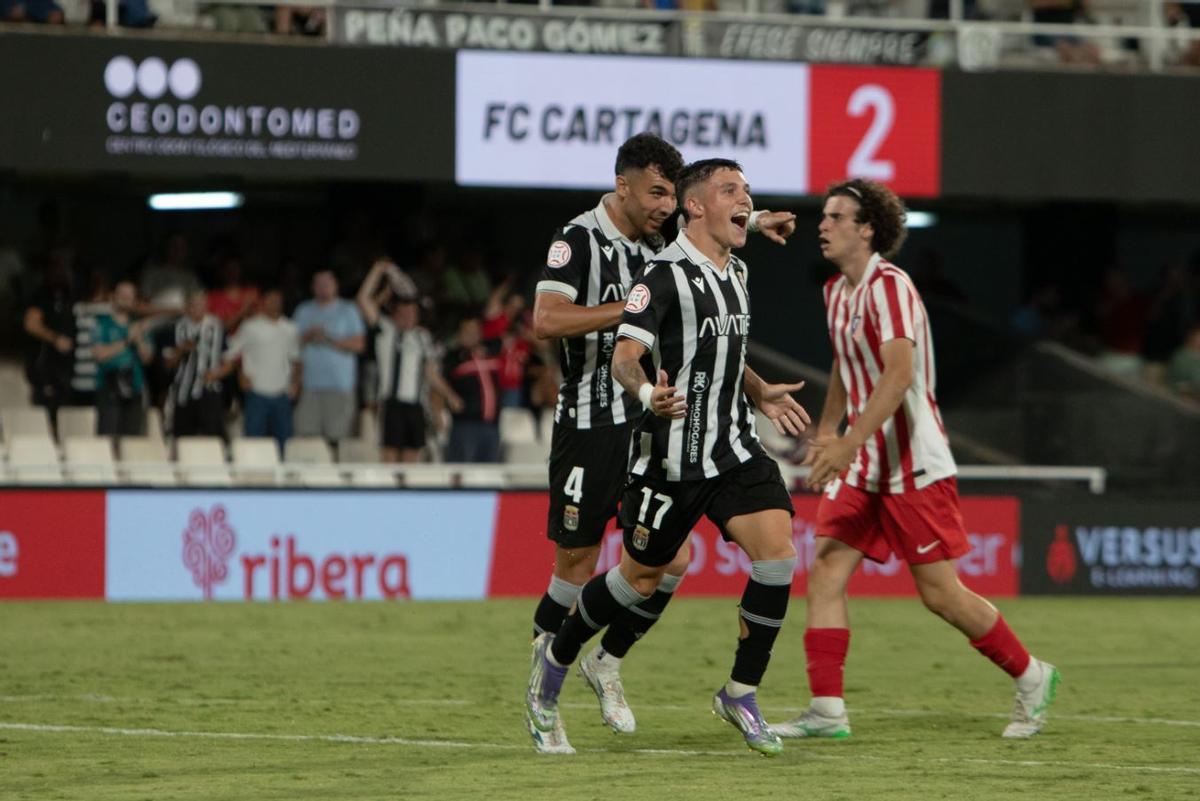 Kevin Sánchez y Rubén Serrano celebran uno de los goles frente al Madrileño en la primera vuelta.