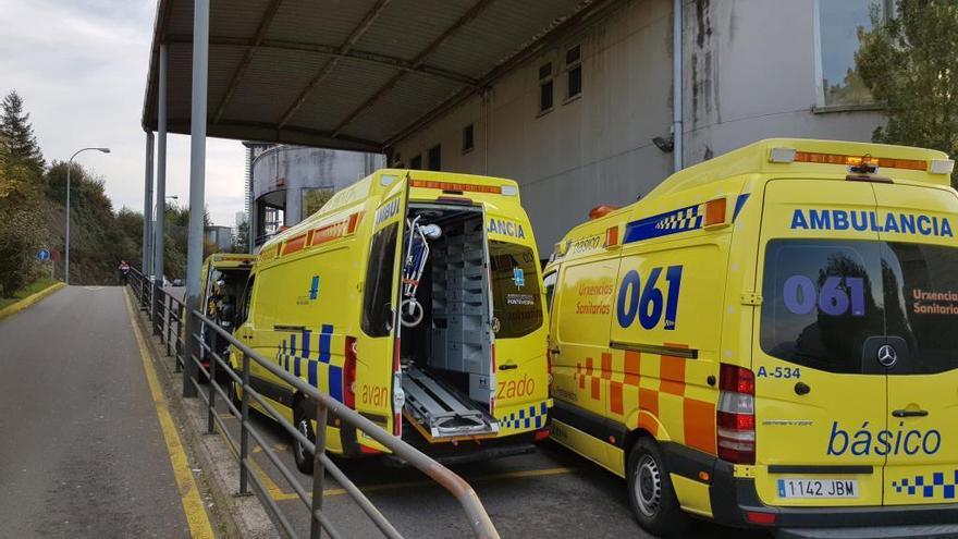 Ambulancias del 061 ante la entrada del Hospital Montecelo.