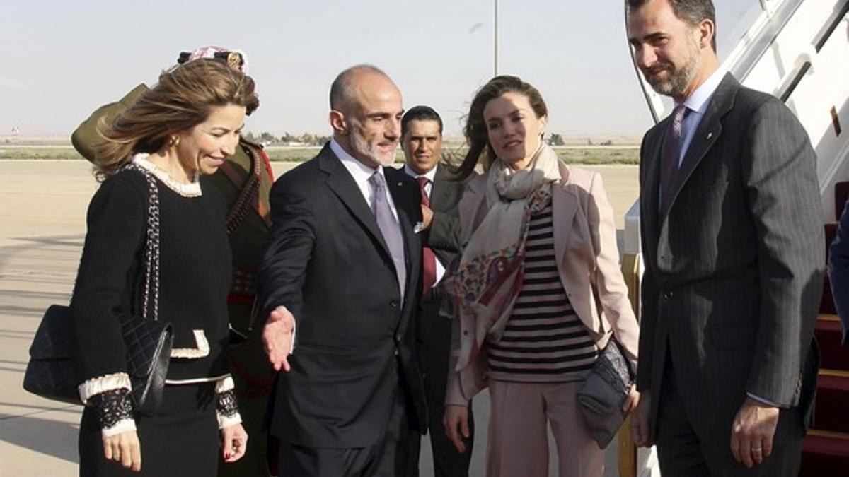 El príncipe Talal bin Mohamed, primo del rey Abdalá II, y su esposa, la princesa Ghida, reciben a los príncipes de Asturias, a su llegada a Ammán.