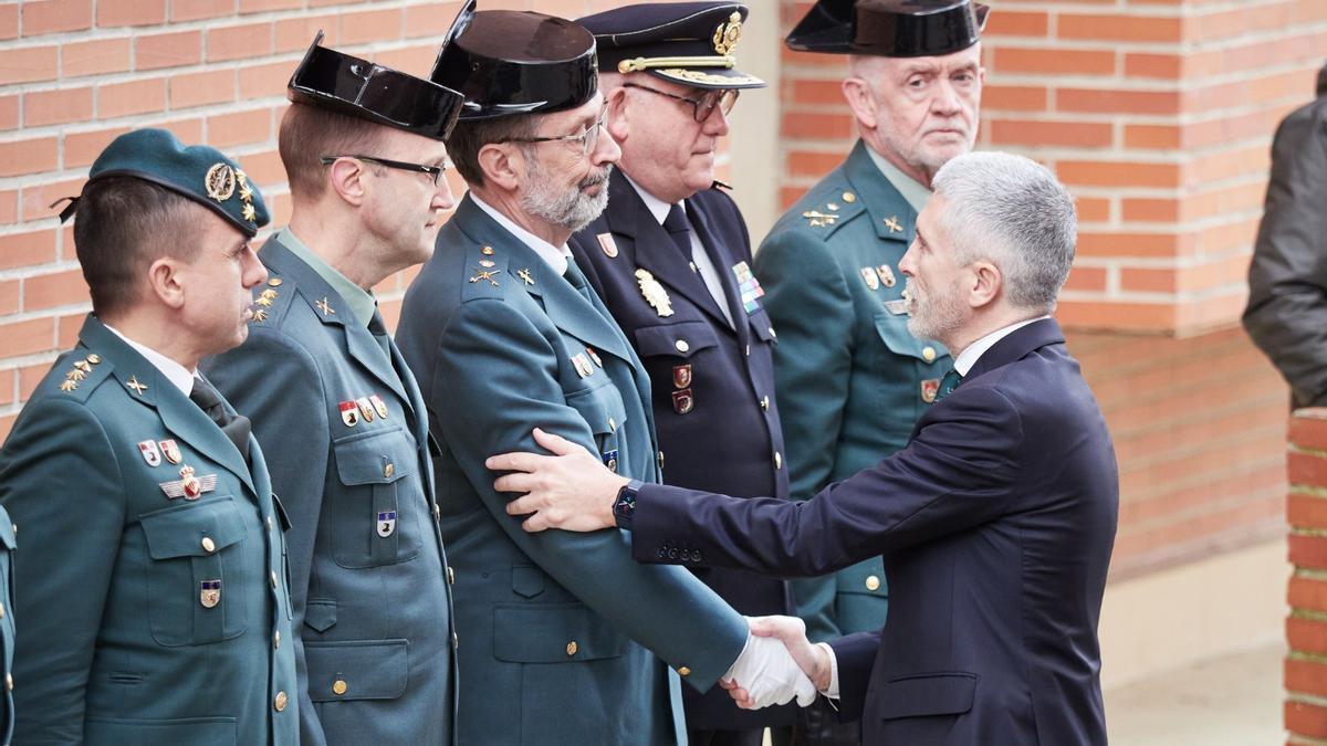 El ministro Grande Marlaska saluda a un agente en la capilla ardiente del guardia civil fallecido en Barbate