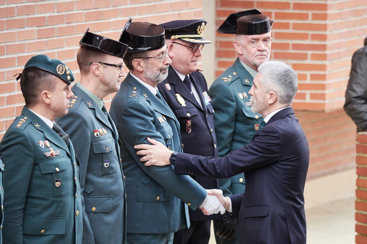 El ministro Grande Marlaska saluda a un agente en la capilla ardiente del guardia civil fallecido en Barbate