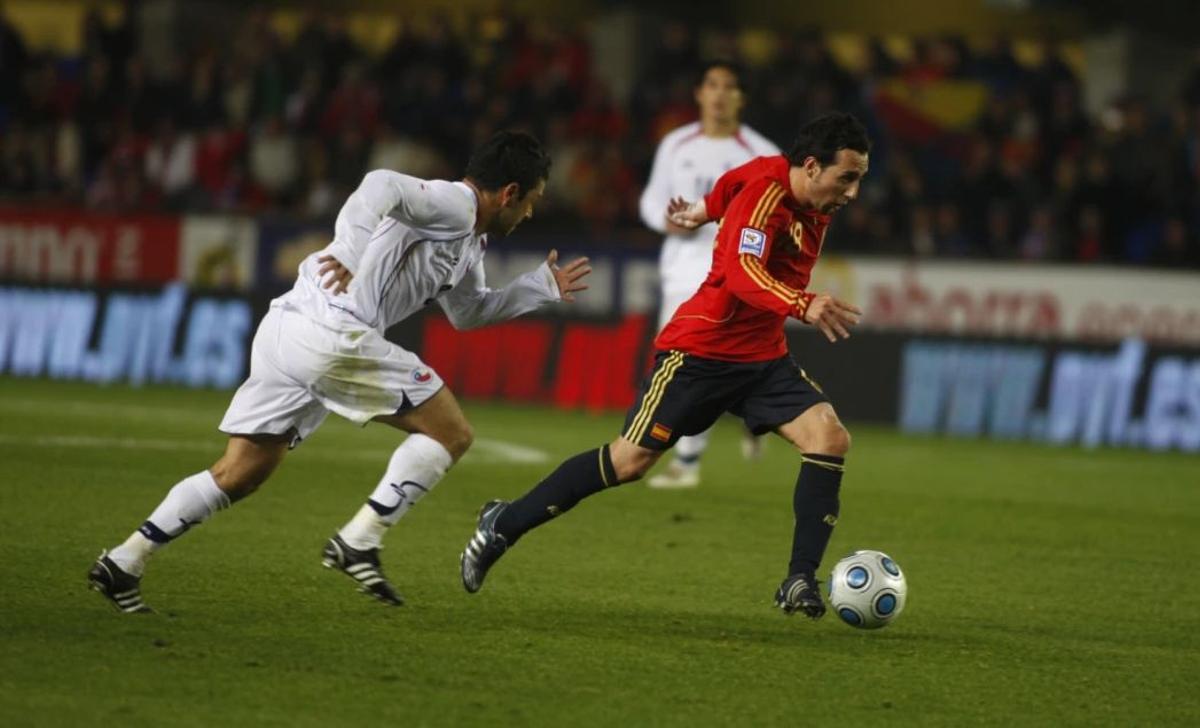 Santi Cazorla, jugador por aquel entonces del Villarreal, entró en la segunda parte del España-Chile en noviembre del 2008 en el Estadio de la Cerámica.