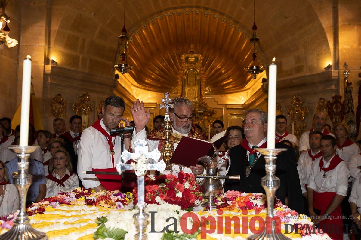 Bandeja de flores y ritual de la bendición del vino en las Fiestas de Caravaca